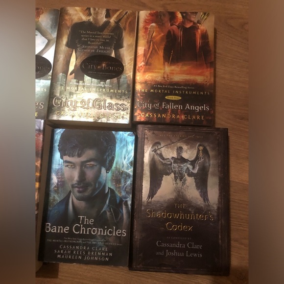 🐱 The Mortal Instruments Series - Picture 3 of 4